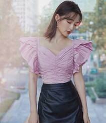 李沁甜美性感紫衣搭配黑色皮裙落地窗前迷人写真照组图3