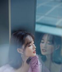 李沁甜美性感紫衣搭配黑色皮裙落地窗前迷人写真照组图9