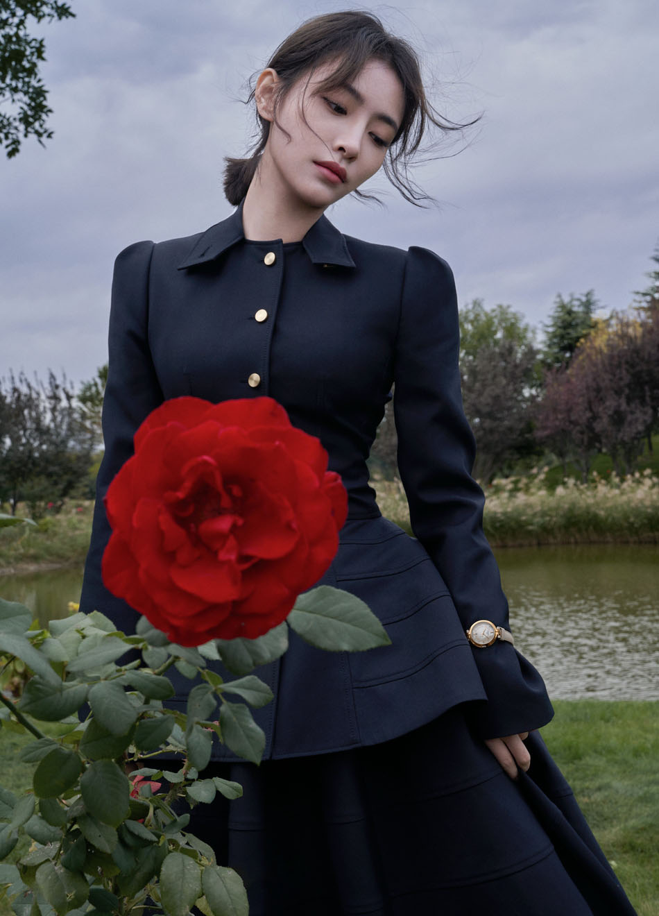 许佳琪、赵小棠户外湖畔意境写真，和带刺玫瑰同框，唯美十足图片