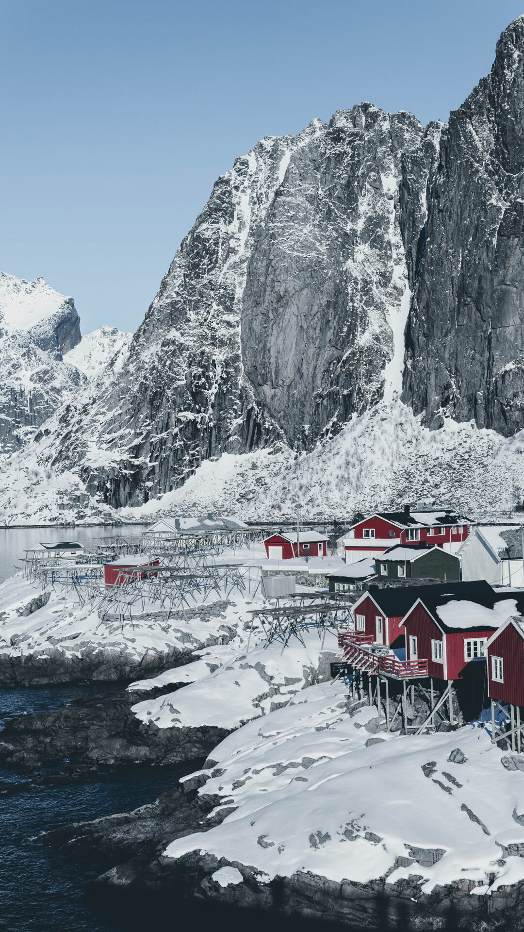 大雪覆盖的海边城镇风景