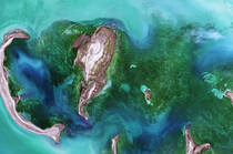 太空看地球，航拍海上的岛礁风景超清8K壁纸