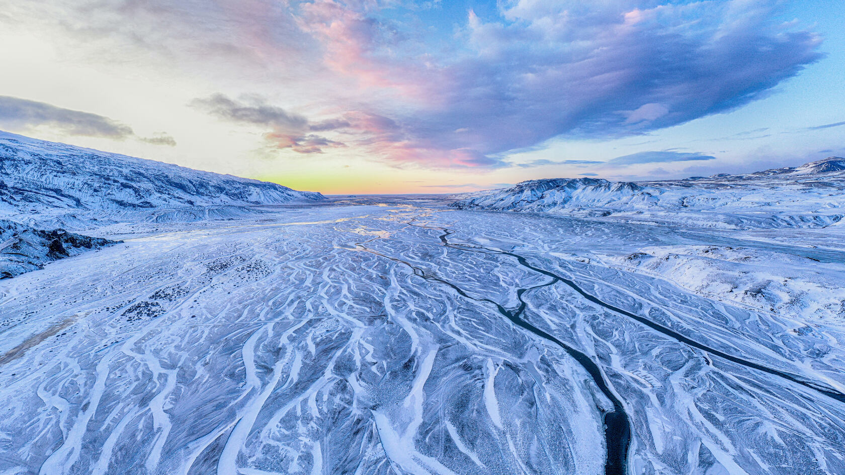 冰天雪地的山脉河川落日风景第1张图片