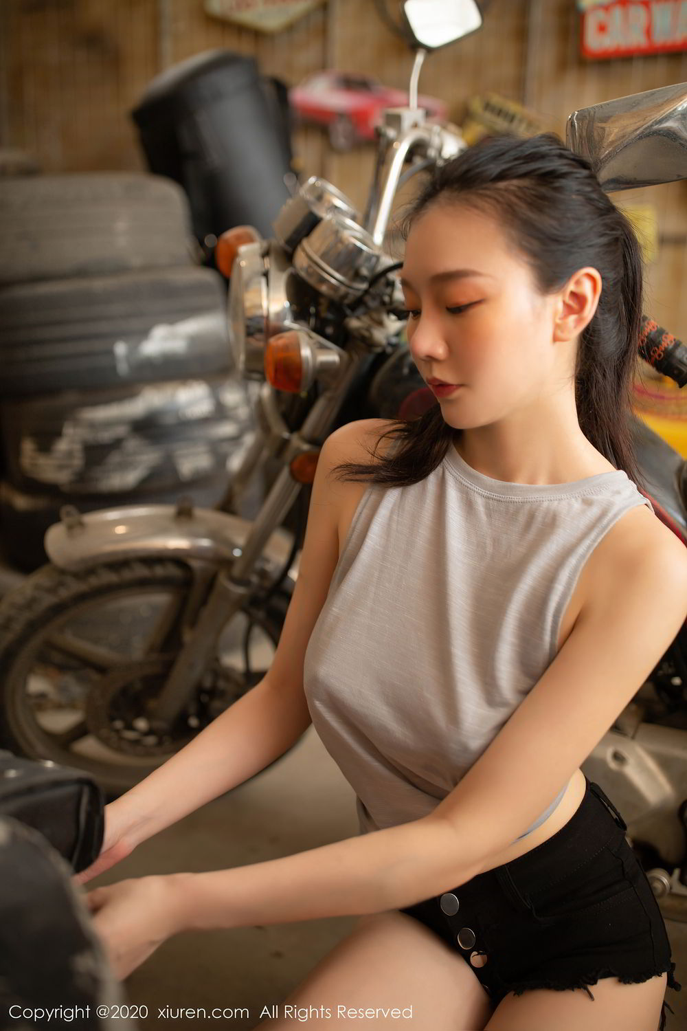 修车厂里的极品高挑身材美女安然Maleah真空背心短裤性感娇媚写真图片集套图5