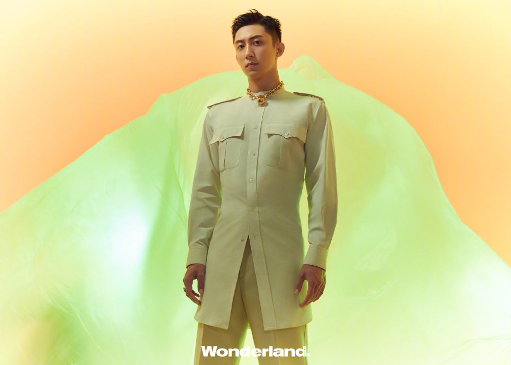 黄景瑜新视线十一月刊封面写真，彰显随性自然的型男格调图片