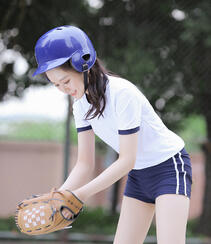 玩棒球的马尾辫长发美腿运动T恤短裤套装美少女养眼户外运动写真集组图2