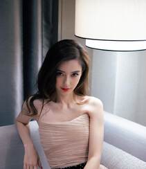 angelababy性感气质斜依沙发写真美照，轻粉抹胸长裙，妖娆动人组图5