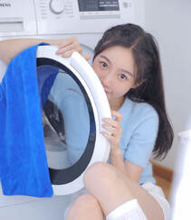 清纯可爱笑容迷人的蓝衣短裙长筒袜美女洗衣整理房间纯美私房图片组图2