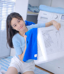 清纯可爱笑容迷人的蓝衣短裙长筒袜美女洗衣整理房间纯美私房图片组图6