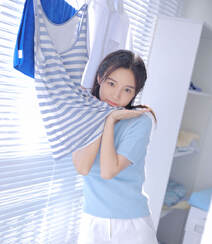 清纯可爱笑容迷人的蓝衣短裙长筒袜美女洗衣整理房间纯美私房图片组图5