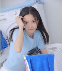 清纯可爱笑容迷人的蓝衣短裙长筒袜美女洗衣整理房间纯美私房图片组图7