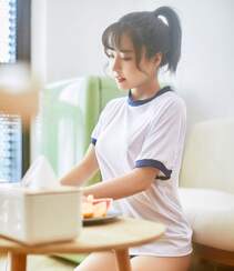 性感可人马尾辫美女白亦Ada真空装学生制服短裤日常休闲品尝美食写真照