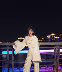 李艺彤时尚个性白衣套装着身夜晚江边护栏前写真美照