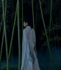 毕雯珺风度翩翩帅气白衣古装造型竹林写真照片组图1