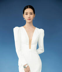 温文尔雅，美丽动人，陈都灵素衣白裙加盘发造型气质写真图片