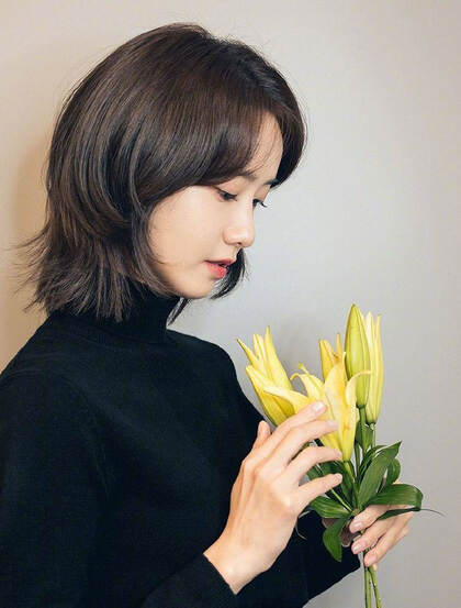韩国女歌手林允儿黑色高领毛衣着身甜美可人高清半身照美图
