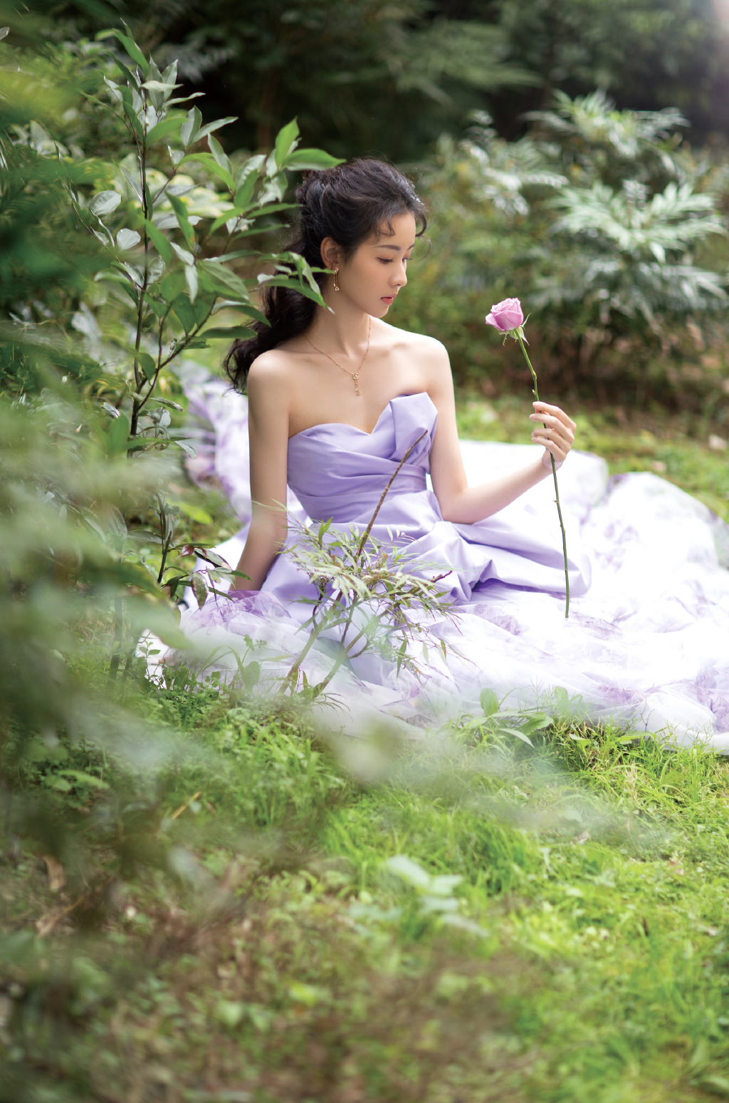 比花还娇媚，清新美女陈都灵紫色抹胸席地长裙礼服草地写真照图片