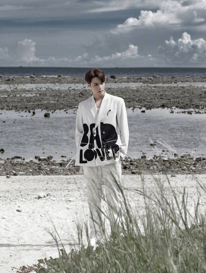 张艺兴白西服套装着身现身荒野湖边个性帅气灰色风格色彩写真照片