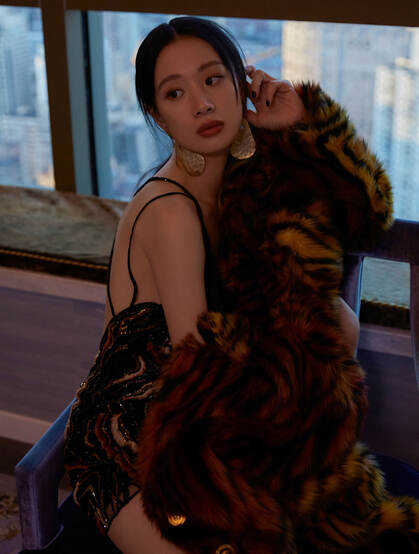 湖南美女演员李梦性感吊带露背装居家窗前写真图片