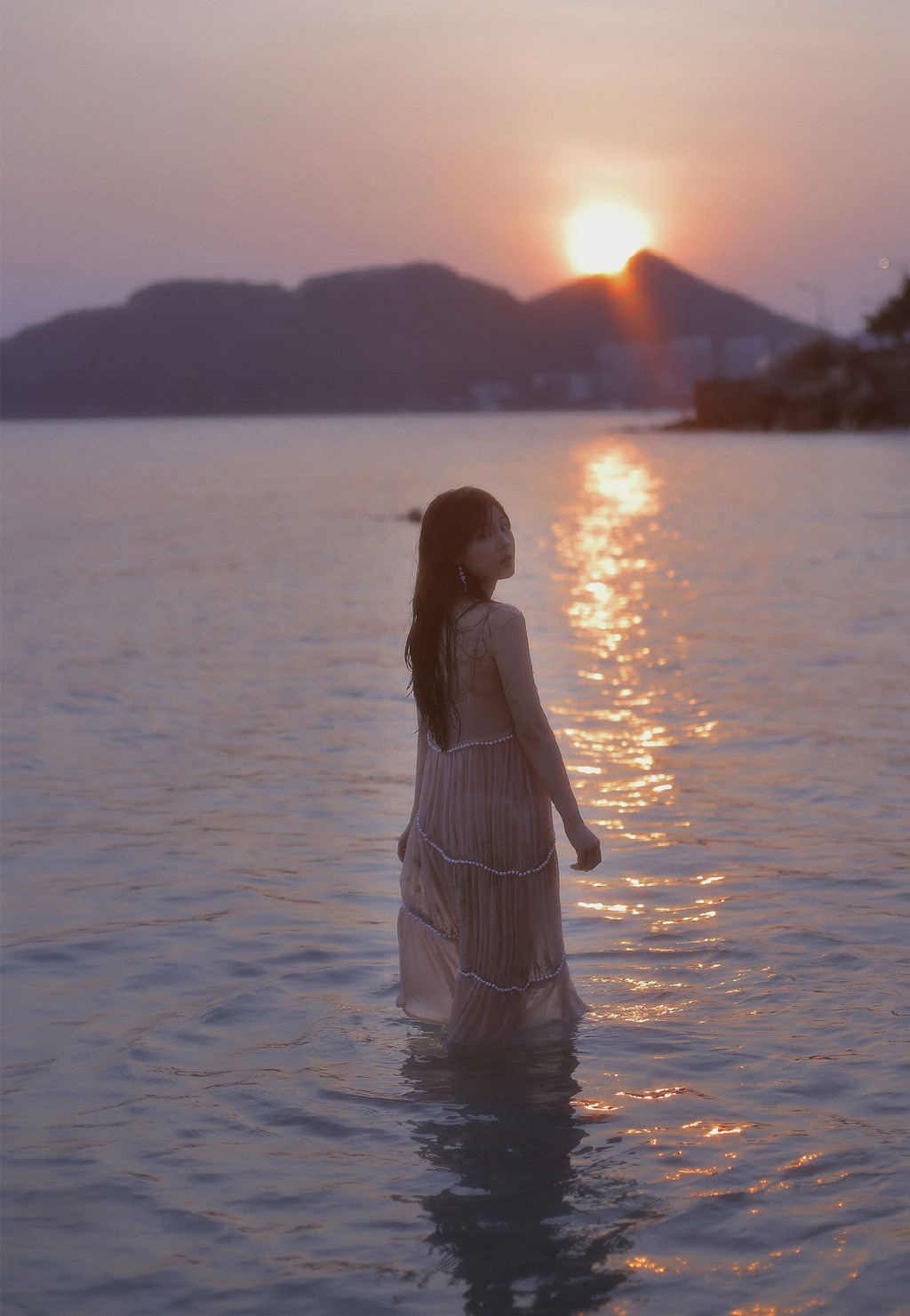 看潮汐日落，海边沙滩戏水的粉裙少女唯美摄影写真图集图片