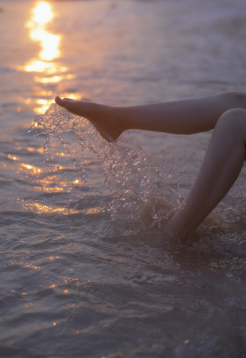 看潮汐日落，海边沙滩戏水的粉裙少女唯美摄影写真图集套图18