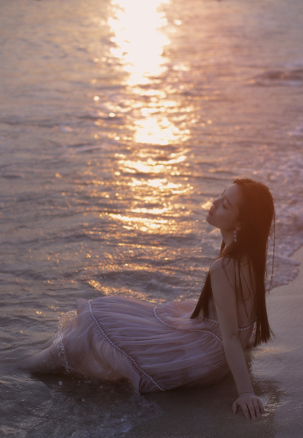 看潮汐日落，海边沙滩戏水的粉裙少女唯美摄影写真图集图片