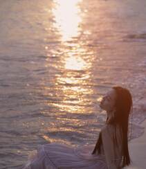 看潮汐日落，海边沙滩戏水的粉裙少女唯美摄影写真图集组图17