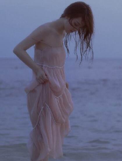 看潮汐日落，海边沙滩戏水的粉裙少女唯美摄影写真图集