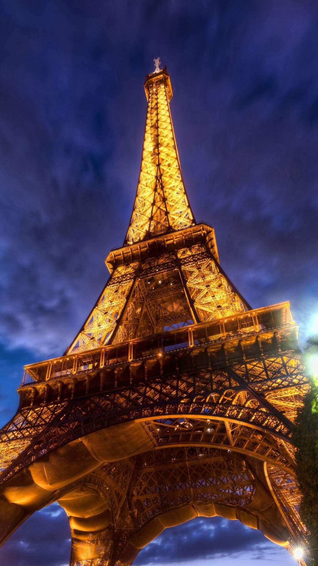夜晚中灯火辉煌的埃菲尔铁塔高清2K手机壁纸图片
