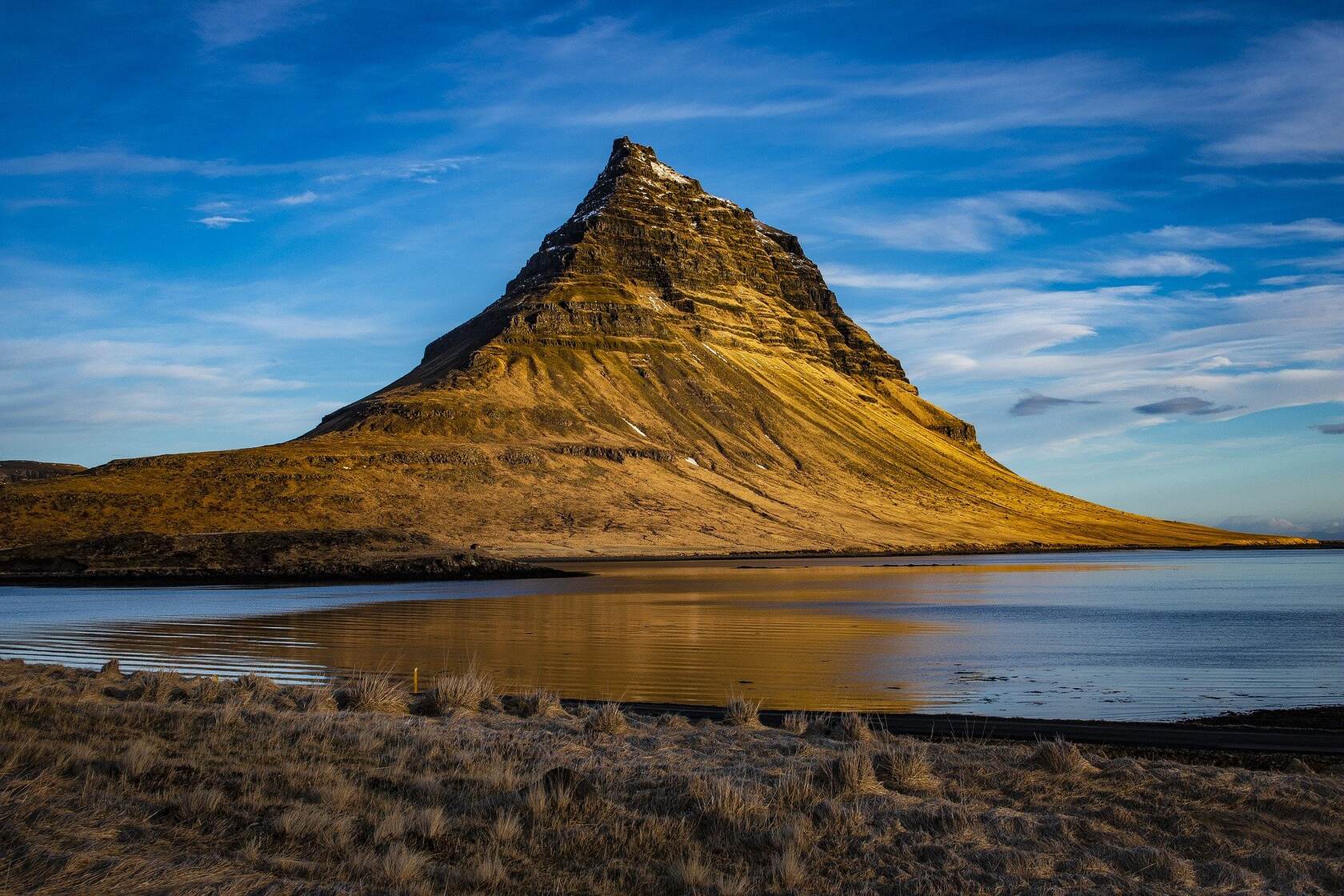 冰岛 火山岩 景区 岛屿 云 湖面 高清旅游风景壁纸第1张图片
