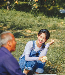 邢菲可爱麻花辫发型搭配背带牛仔裤体验上山摘苹果活动美照组图10