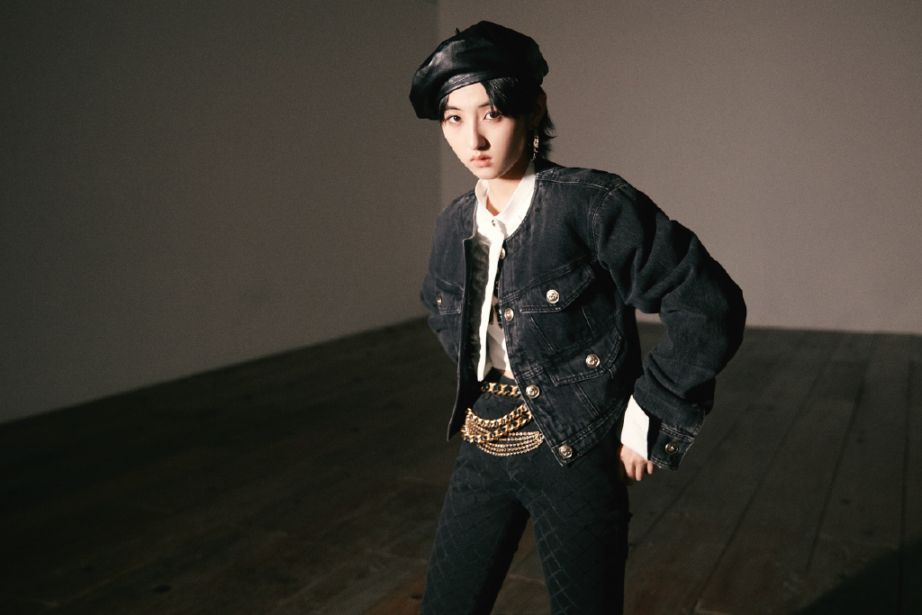 张子枫假小子短发造型“帅气”写真，黑色贝雷帽加牛仔衣紧身裤，又酷又潮图片