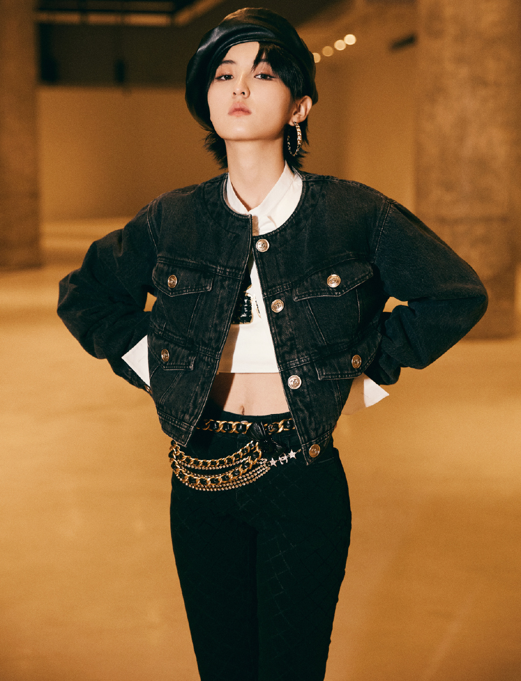 张子枫假小子短发造型“帅气”写真，黑色贝雷帽加牛仔衣紧身裤，又酷又潮图片