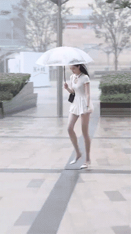 拿着雨伞在雨中疾走的纯白连衣裙长腿美女超美gif动态图片