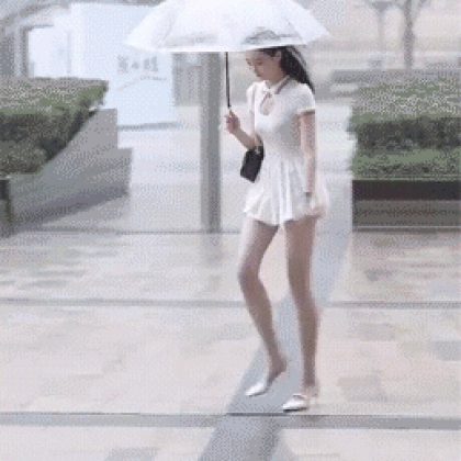 拿着雨伞在雨中疾走的纯白连衣裙长腿美女超美gif动态图片