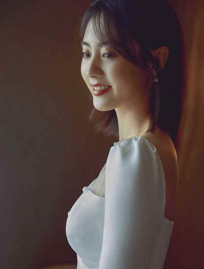 邢菲纯白色抹胸长袖裙穿搭显性感锁骨气质写真美照