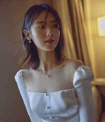 邢菲纯白色抹胸长袖裙穿搭显性感锁骨气质写真美照