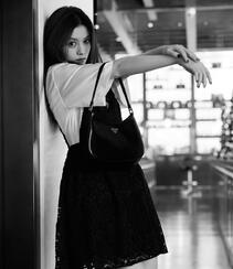 云南籍美女演员、平面模特春夏长发飘逸吧台写真黑白照片