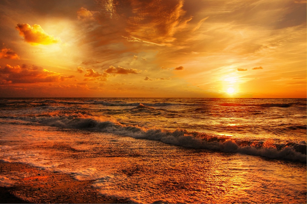 海天一色，晨曦或日落，一片金黄的颜色，唯美大海，海边，天空意境图片
