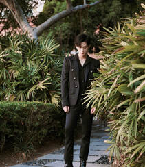 广西北海男歌手、演员檀健次酷黑西服套装着身帅气街拍照片组图3