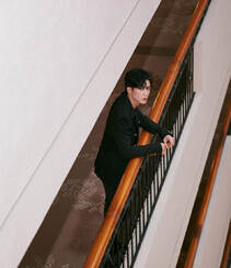 广西北海男歌手、演员檀健次酷黑西服套装着身帅气街拍照片组图2
