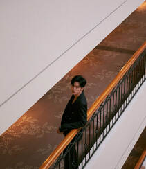 广西北海男歌手、演员檀健次酷黑西服套装着身帅气街拍照片组图5