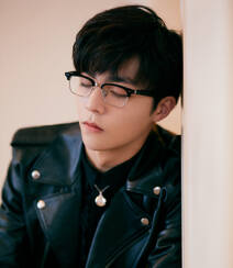 陈立农黑色皮衣酷帅写真照，搭配黑框眼镜，有型有气质，帅气十足组图1
