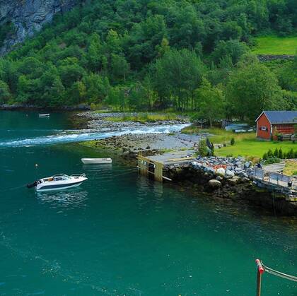 山清水秀，碧波如洗 挪威西部 世界最窄的峡湾 纳柔依峡湾风景美图