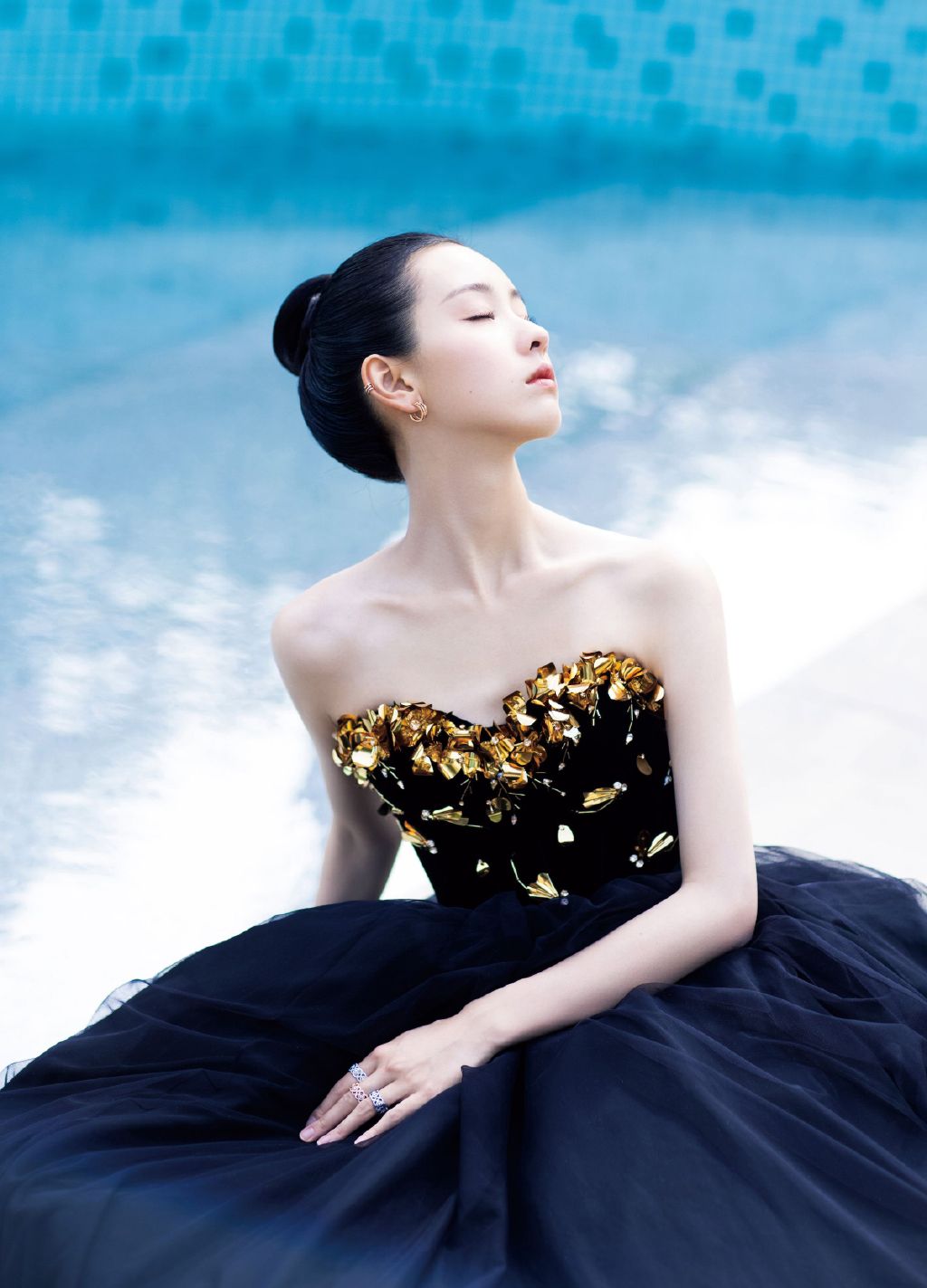 陈都灵黑色轻纱抹胸连衣裙着身优雅气质水池边写真照片图片