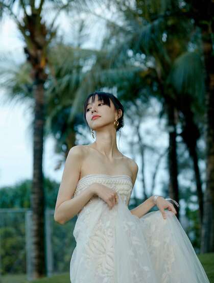 王悦伊性感气质白色抹胸纱裙穿着出席某活动超美写真照