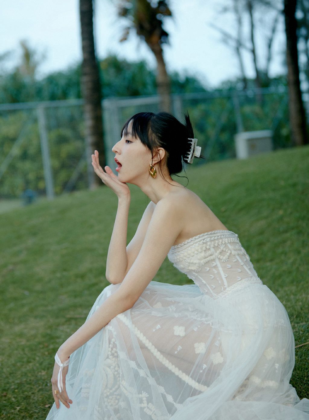 王悦伊性感气质白色抹胸纱裙穿着出席某活动超美写真照图片