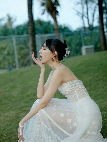 王悦伊性感气质白色抹胸纱裙穿着出席某活动超美写真照