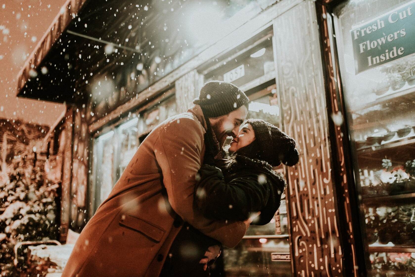 冬季，下雪天 街头店面前 一对恩爱拥抱的欧美情侣，爱人高清壁纸图片第1张图片