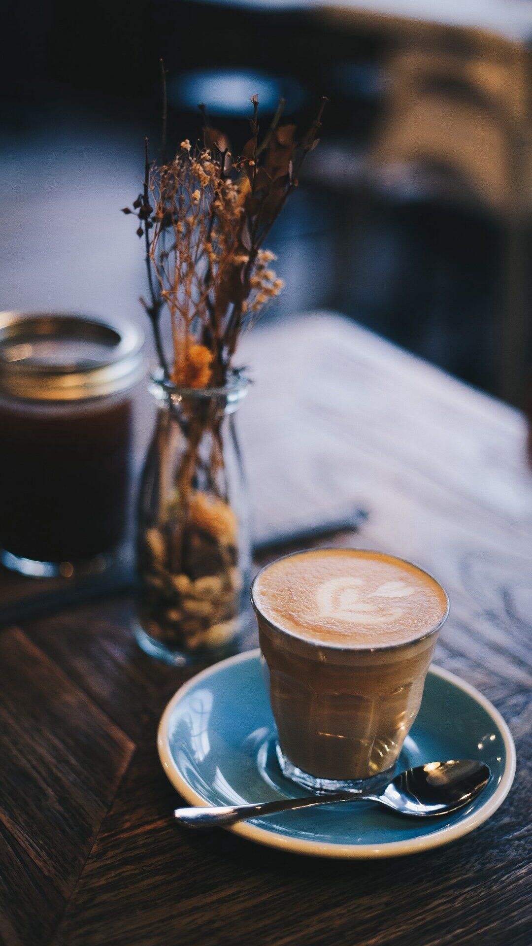 卡布奇诺 拿铁咖啡 奶茶咖啡 桌子 安静的环境唯美手机壁纸图片