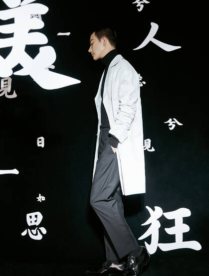 黄轩俊朗有型黑白搭 优雅中国风文字背景帅气图片
